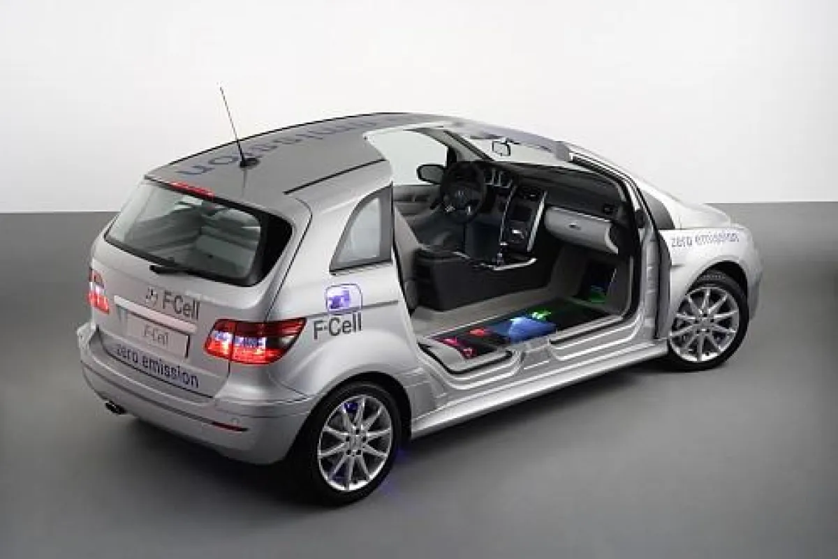 Während der „f-cell“ am 24./25.09.2007 im Stuttgarter Haus der Wirtschaft wird das neue DaimlerChrysler-Null-Emissions-Fahrzeug mit Brennstoffzellenantrieb, die B-Klasse F-Cell, wohl zum Publikumsmagn