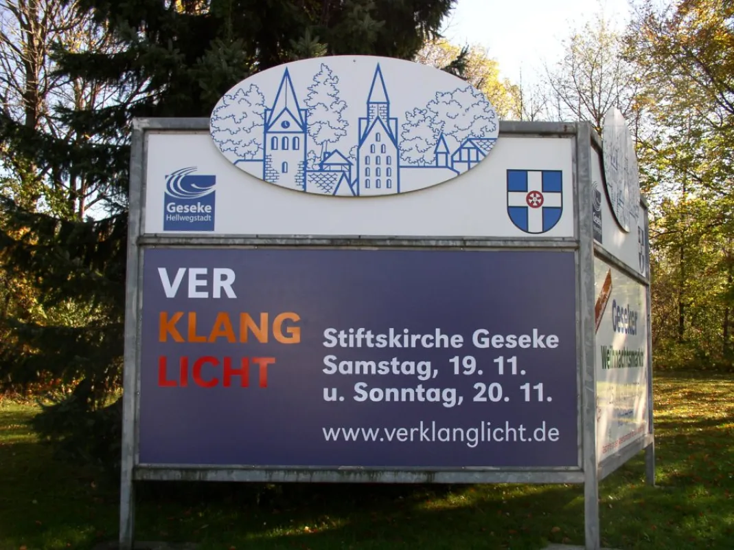 Mit großen Werbetafeln wird für Großveranstaltung VerKlangLicht geworben. Foto: Laame
