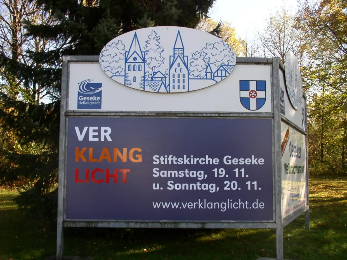 Mit großen Werbetafeln wird für Großveranstaltung VerKlangLicht geworben. Foto: Laame