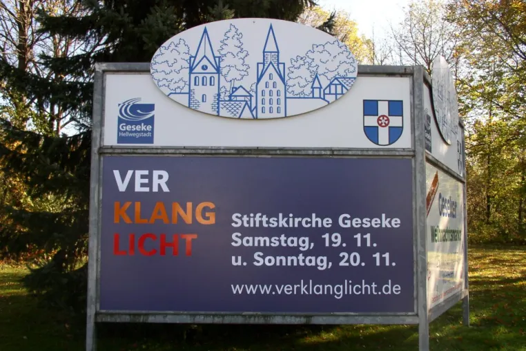 Bild: Mit großen Werbetafeln wird auf Großveranstaltung hingewiesen