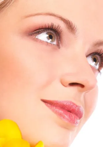 Bild: Strahelnde Augen durch einen kleinen Eingriff