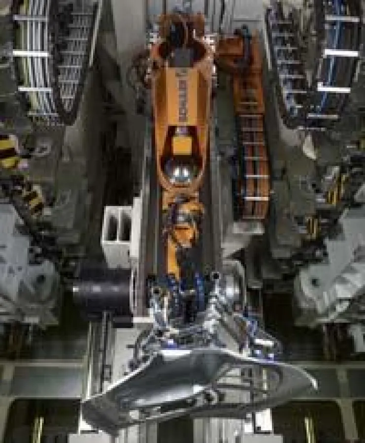 Die Crossbar-Feeder Automationsroboter transportieren die Teile von einer Station zur Nächsten.