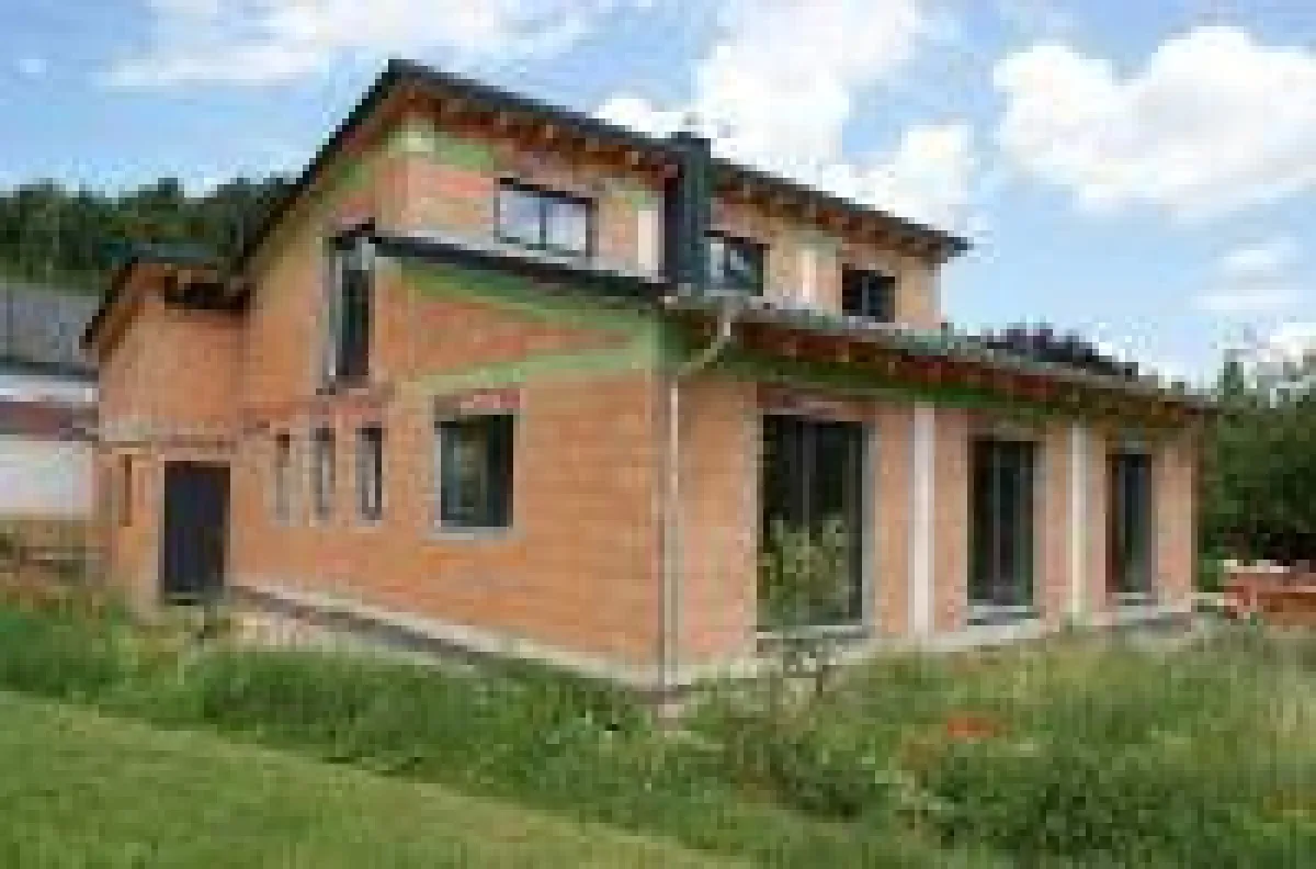 Ein Einfamilienhaus aus holzfasergefüllten Mauerziegeln als Ausdruck nachhaltiger Lebensweise (Bild: UNIPOR, München).