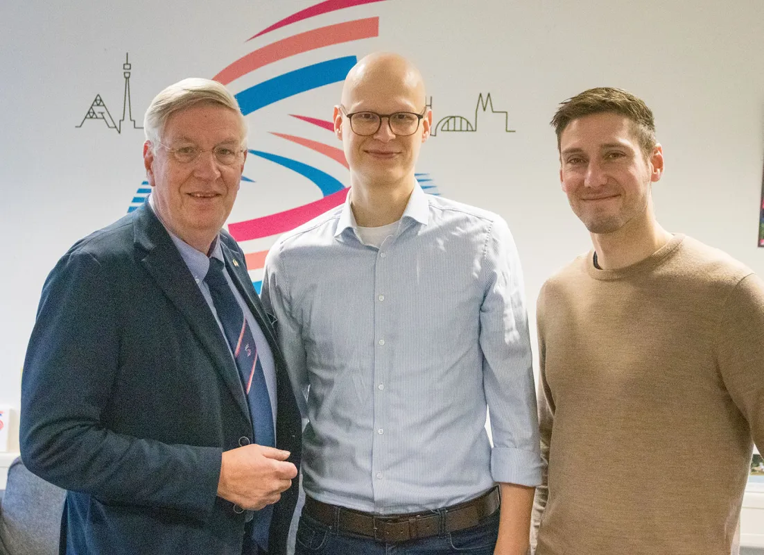 v.l.: Dr. Ingo Wolf, Maximilian Kindler, Max Hartung (© Sportstiftung NRW_Burg)