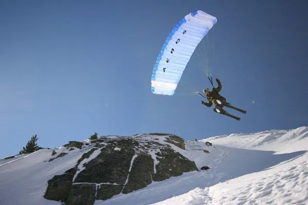 Swoopen, Gliden und Groundlaunchen: Die neue Fliegerszene Bild: Swoopen, Gliden und Groundlaunchen: Die neue Fliegerszene