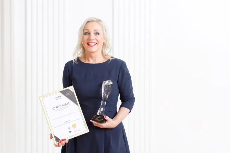 Bild: Marlis Minkenberg ist mit dem HIPE AWARD 2021 als herausragende Dienstleisterin ausgezeichnet!