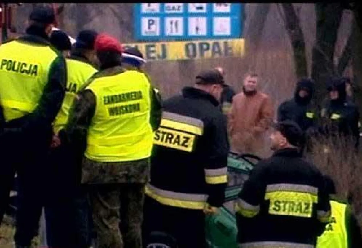 Polizeifahrzeug wird gehoben
