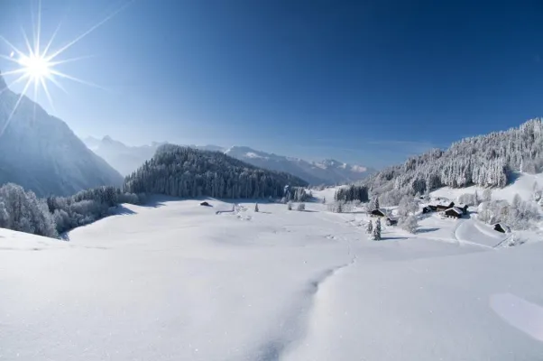 Bild: Winterwelt und Weinzauber in den französischen Alpen