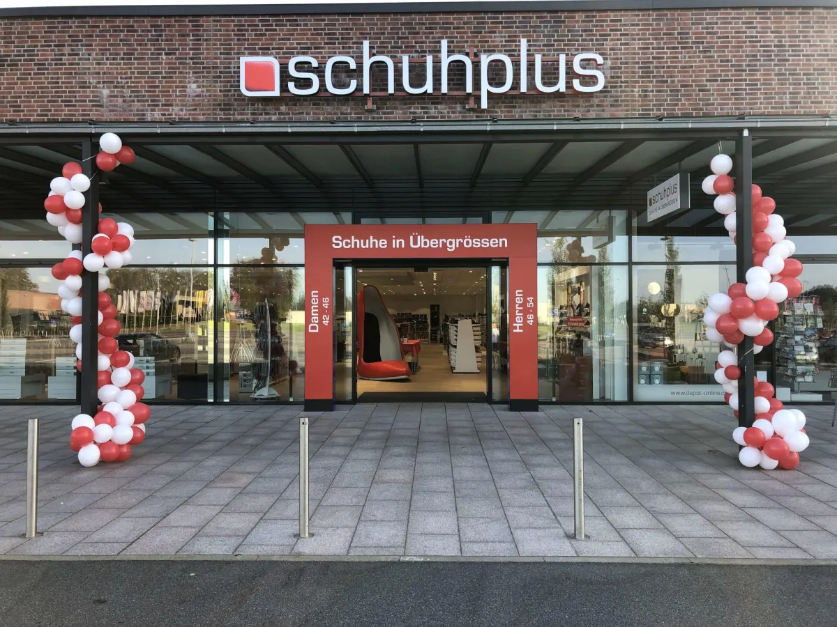 Schuhe in Übergröße bei schuhplus in Kaltenkirchen im Ohland-Park