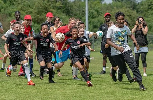 Bild: Etappensieg in der Chancen-WM: „Deutschland rundet auf“ übergibt 290.000 Euro an „Fußball trifft Kultur“