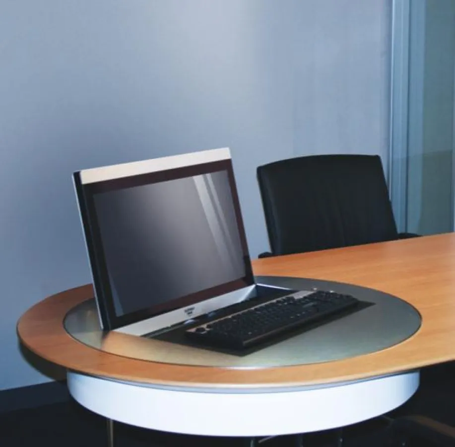 Präzise Schrittmotoren sorgen fast geräuschlos fürs Ein- und Ausfahren der Monitore und Tastaturen