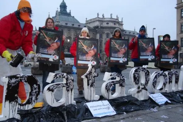 Bild: Wütende Gänse „teeren und federn“ Outdoor-Hersteller Patagonia wegen seiner Daunenprodukte