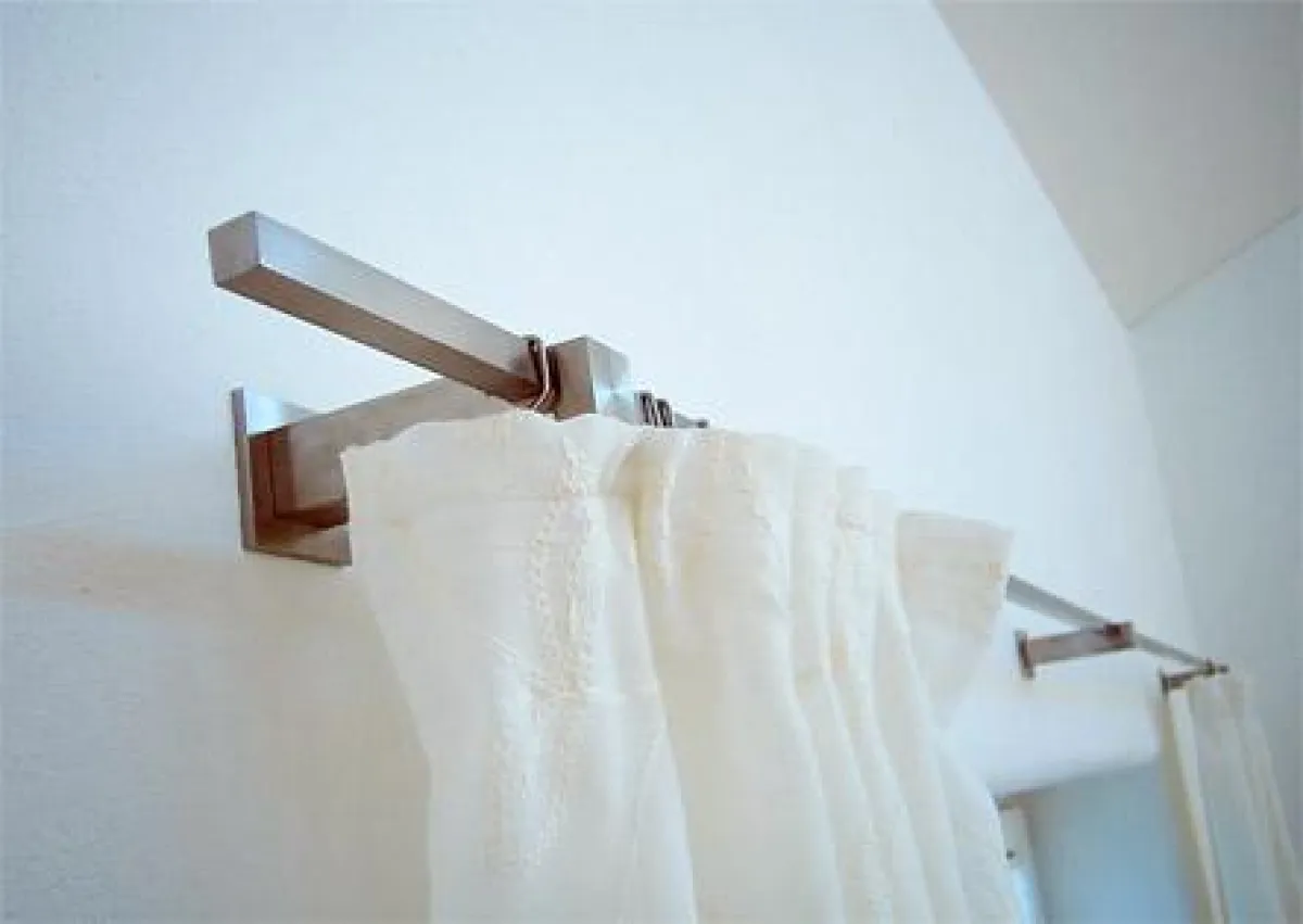 Neue viereckige Stangen von elementFE, schlciht und schön (Halter auch ohne Wandrosetten, je nach Untergrund).