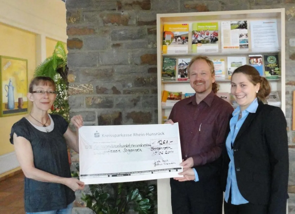 v.l. Gisela Sauer (Globus); Stefan Sobioch, (Betriebsleiter Jugendherberge Sargenroth), Julia Falk (IFBE-Klassenfahrten)
