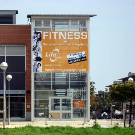 Immobilien erfolgreich bewerben mit Riesenpostern von Plakat Total Bild: Immobilien erfolgreich bewerben mit Riesenpostern von Plakat Total