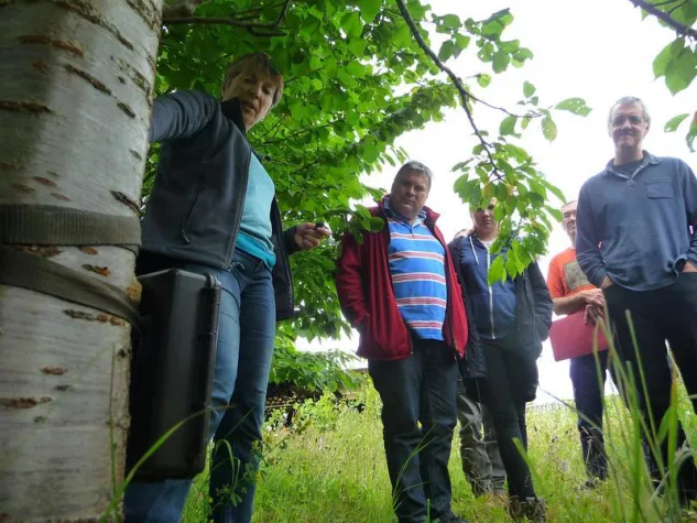 Bild: Freiwillige helfen dabei, Wildtiere auf Film zu bannen