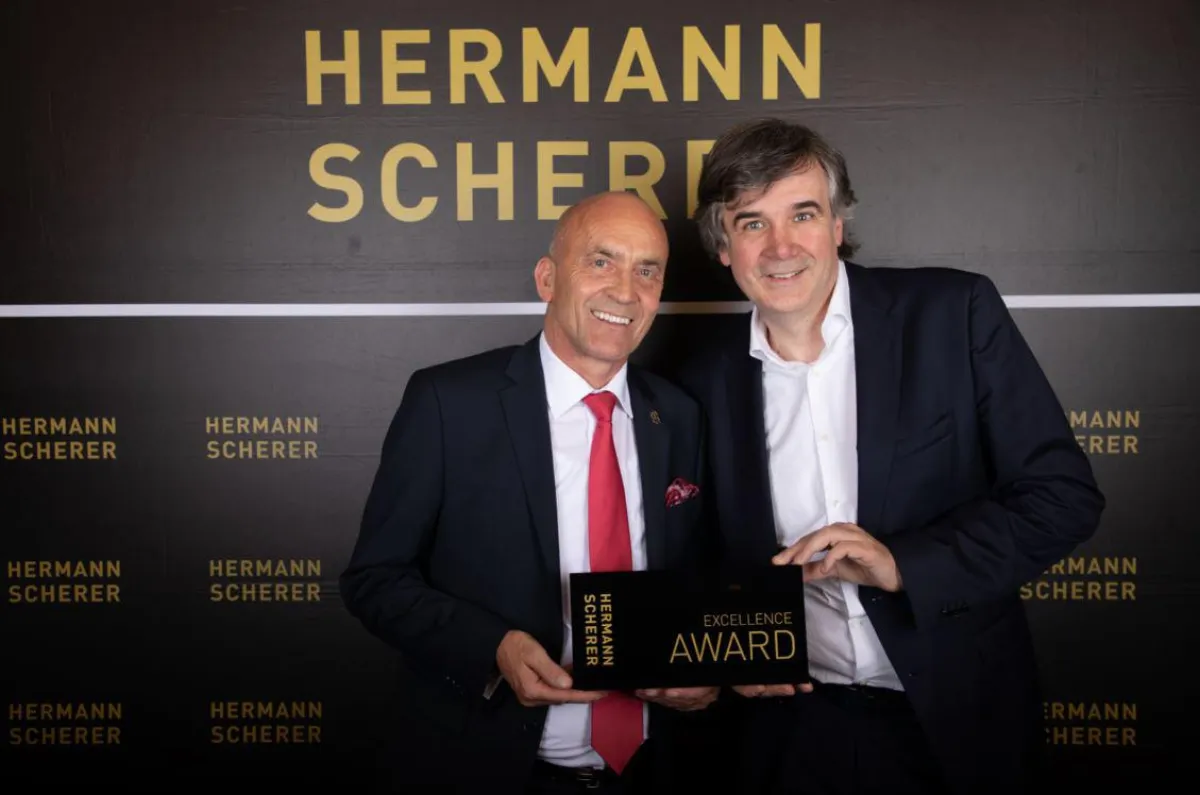 Preisübergabe an den Gewinner Günter Brandl (links)