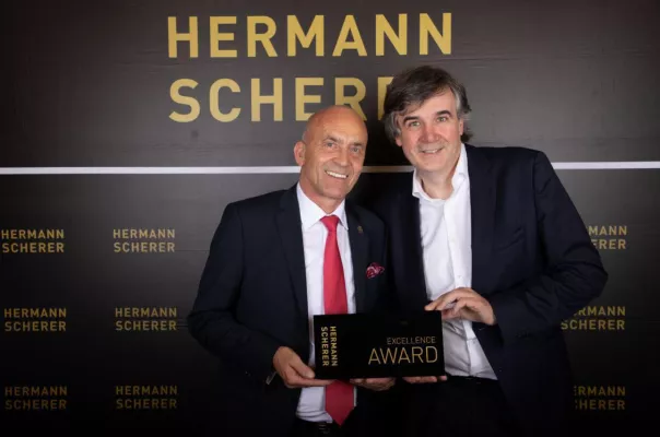 Bild: Günter Brandl holt Speaker Excellence Award