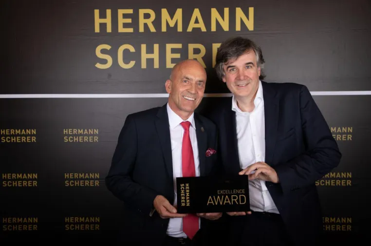 Günter Brandl holt Speaker Excellence Award Bild: Günter Brandl holt Speaker Excellence Award