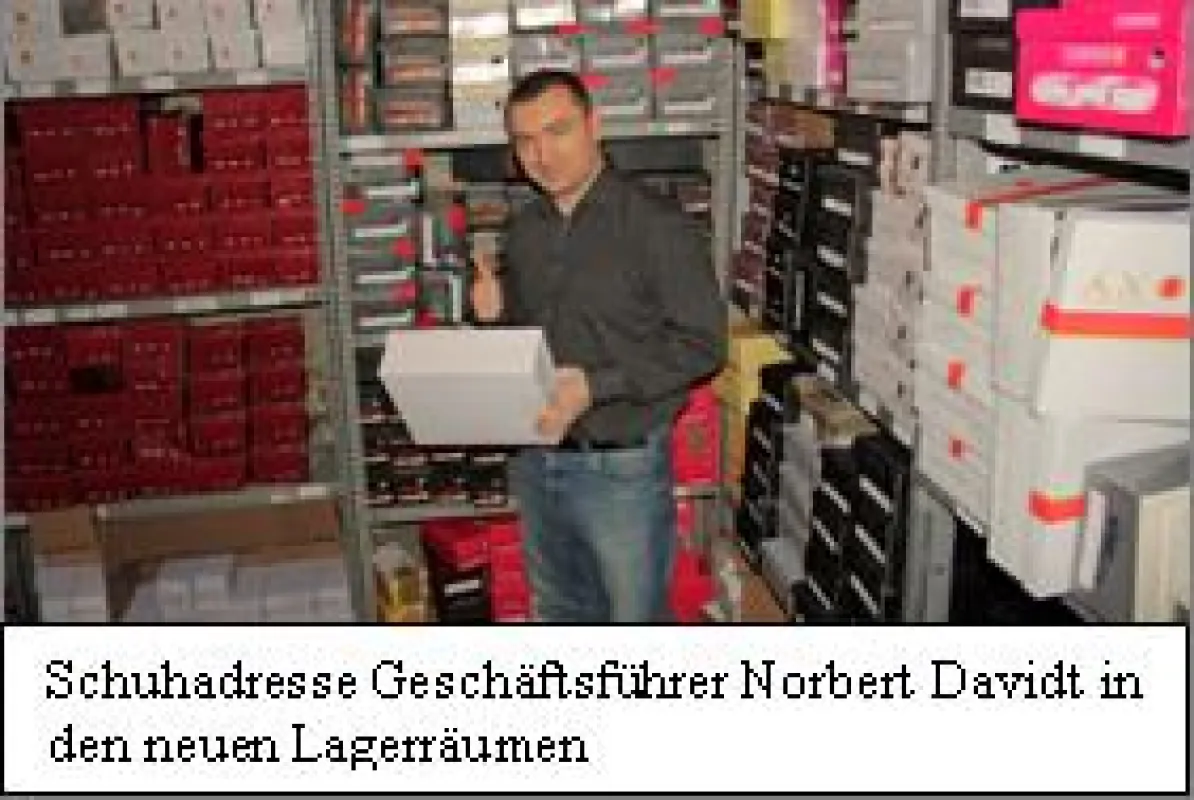 Schuhadresse Geschäftsführer Davidt in den neuen Lagerräumen