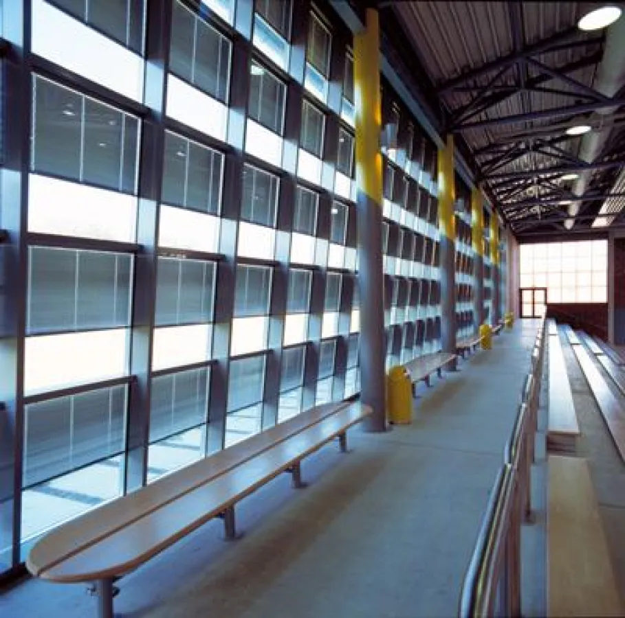 UNIGLAS® | SHADE Jalousie-System in einer Sporthalle