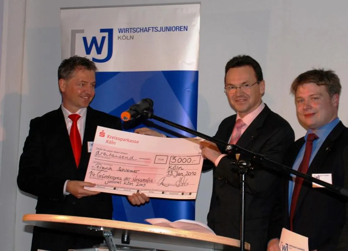 Frank Schleimer übernimmt den 14. Existenzgründerpreis 2009 von Josef Hastrich, stellvertretender Vorsitzender des Vorstandes der Kreissparkasse Köln und Maik Pfingsten, Vorsitzender der Wirtschaftsj