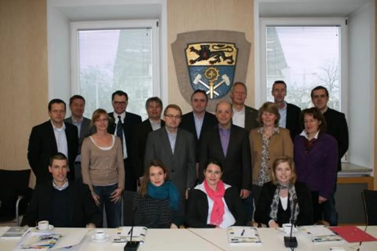 Landrat Dr. Friedrich Zeller (mittlere Reihe 4.v.l.) und Wirtschaftsförderin Justina Eibl (5.v.l.)