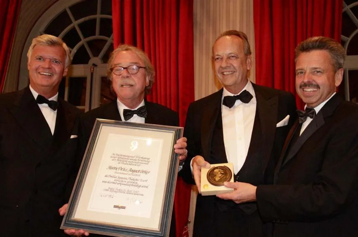 Mit der 55. Brillat Savarin Plakette zeichnete die FBMA Stiftung Dr. h. c. August Oetker für seine Verdienste um die Tafelkultur aus. (v.lks.) Michael Bläser, Friedwolf Liebold, der Preisträger Dr. h.