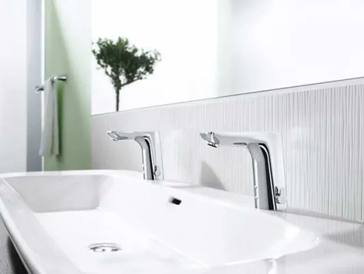 Bild: Wassersparen leicht gemacht - Berührungslose Design-Armaturen im Bad