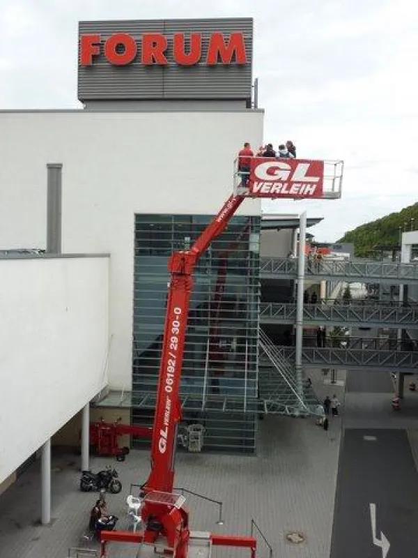 Matthias Freundl, Kundenberater im Außendienst bei GL Verleih, ließ die Fahrgäste in 35 m Höhenluft schnuppern.
