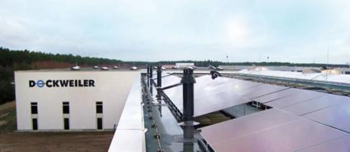 Installation von Masdar PV Modulen auf dem Dach der neuen Produktionshalle von Dockweiler in Neustadt-Glewe.