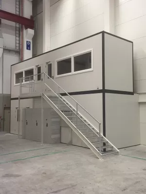 Bild: Doppelgeschossige Modulräume für die Firma KTA Kunststofftechnologie Aurich GmbH