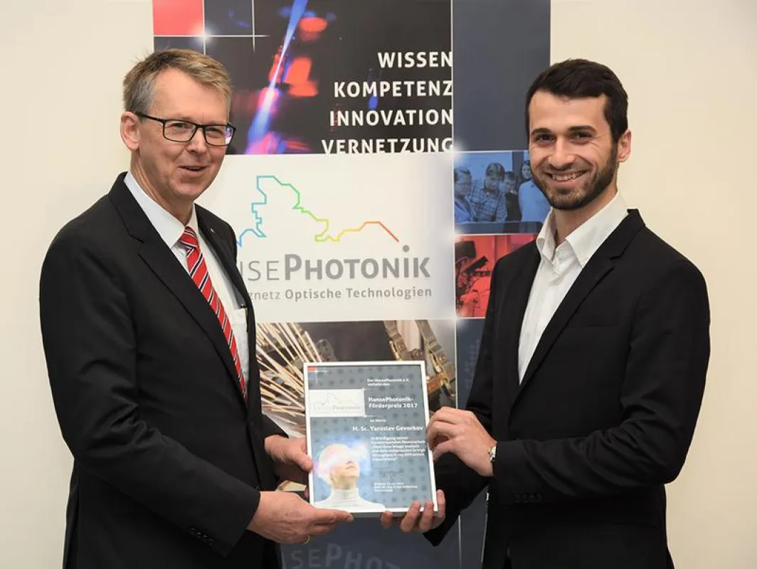 Preisträger M.Sc. Yaroslav Gevorkov (re.) mit dem HansePhotonik-Vorsitzenden Prof. Frank Vollertsen ()