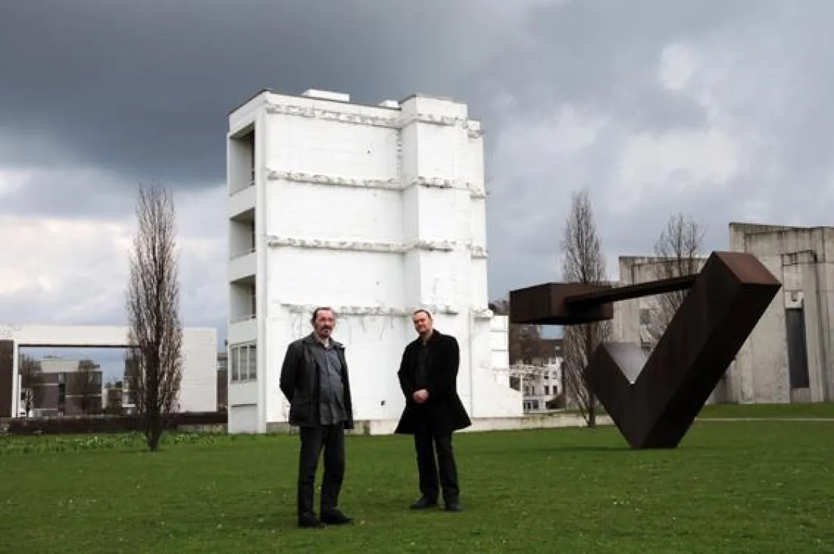 Rosige Aussichten in düsteren Zeiten: Das Duisburger Kreativ-Duo Axel Krause und Andreas Quinkert bietet Unternehmen kostengünstige Fullservices rund um PR und Werbung. (Foto: Silke Brembt)