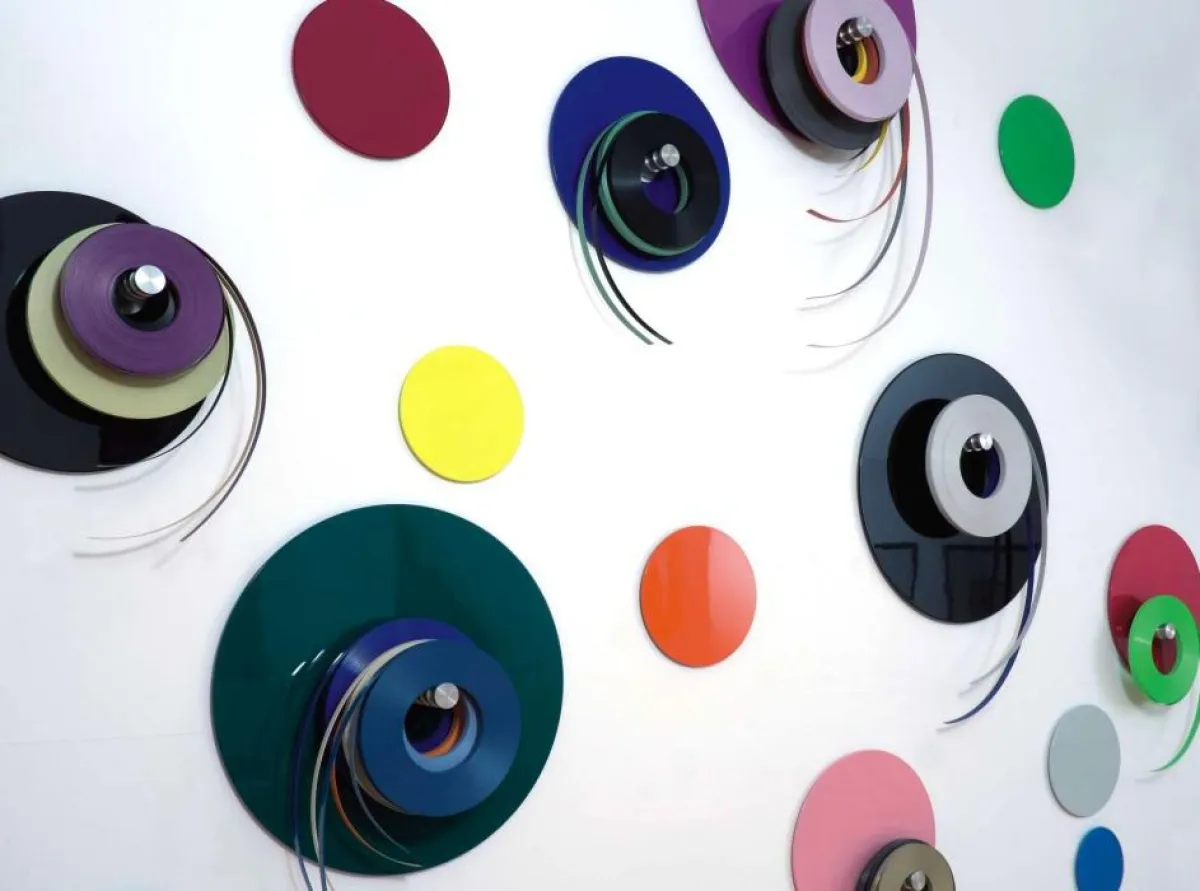 Jürgen Paas: KINO, 2012. Lack auf MDF, PVC-Bänder, Alu-Wellen, ca. 400 x 300 x 22cm