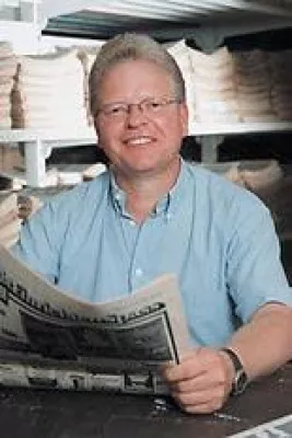 Bild: Präsident der IHK Freiburg verleiht HISTORIA VERLAG Dr. Joseph Nietfeld Urkunde mit Auszeichnung