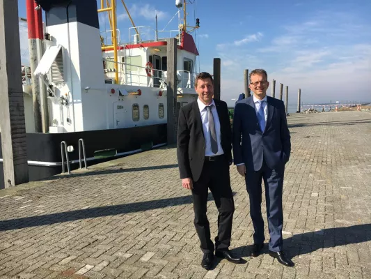 Bild: Offshore-Service-Hafen Norddeich im Fokus