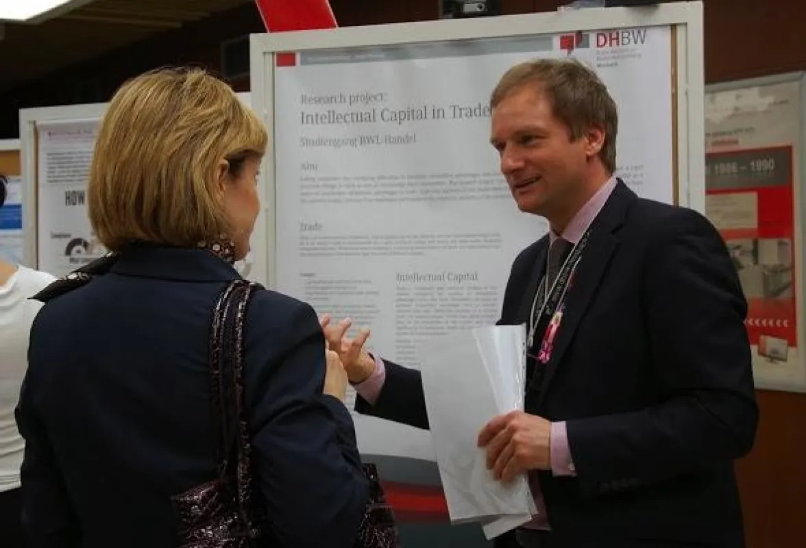 Helmut Döring (rechts im Bild) während seiner Poster-Präsentation auf der ECIC. Foto: ECIC 2014