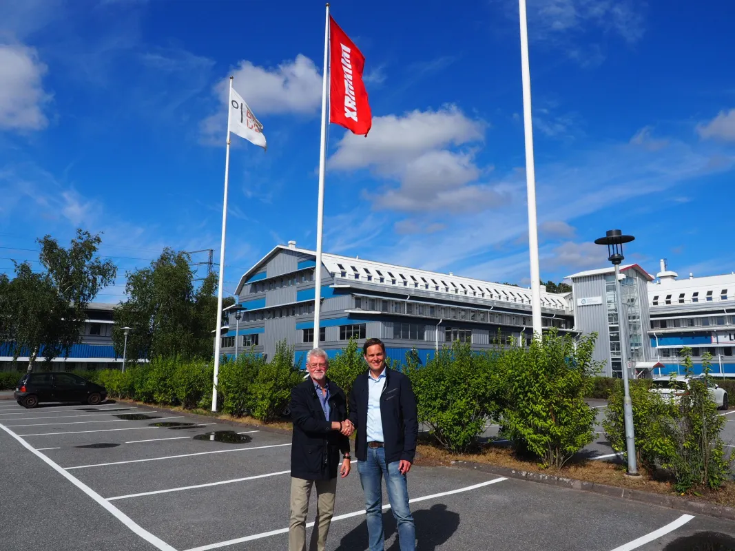 Leif Martinsson (links) und Thorsten Westphal (rechts) vor dem neuen Minimax Bürostandort in Götebor (© Minimax)