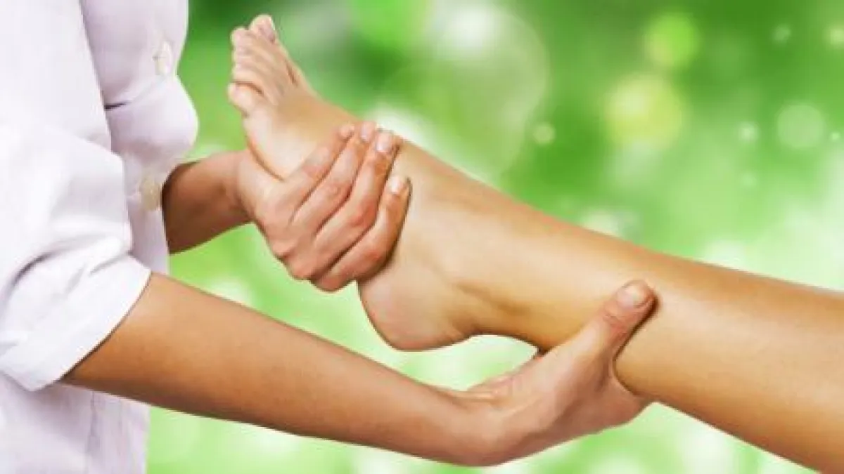 Die Fußreflexzonentherapie arbeitet ähnlich wie die Akupressur
