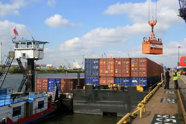 Bild: INTELLIGENTE UMFUHR ENTLASTET STRASSE - 100.000 TEU AUF BINNENSCHIFF VERLAGERT