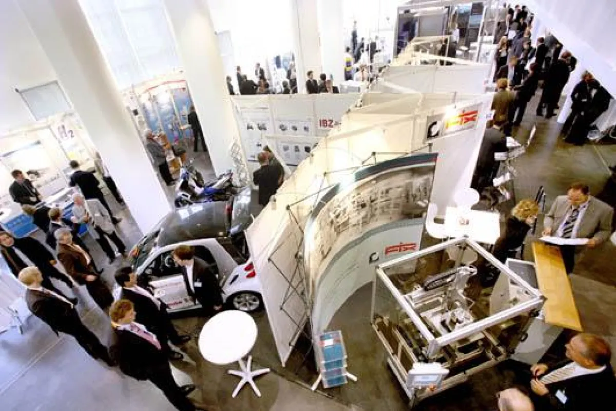 Das diesjährige Schwerpunktthema, die stationäre Anwendung der Brennstoffzelle, wird ergänzt durch das Themen-Special ?Elektromobilität - Brennstoffzellen und Batterien bewegen die Zukunft?.