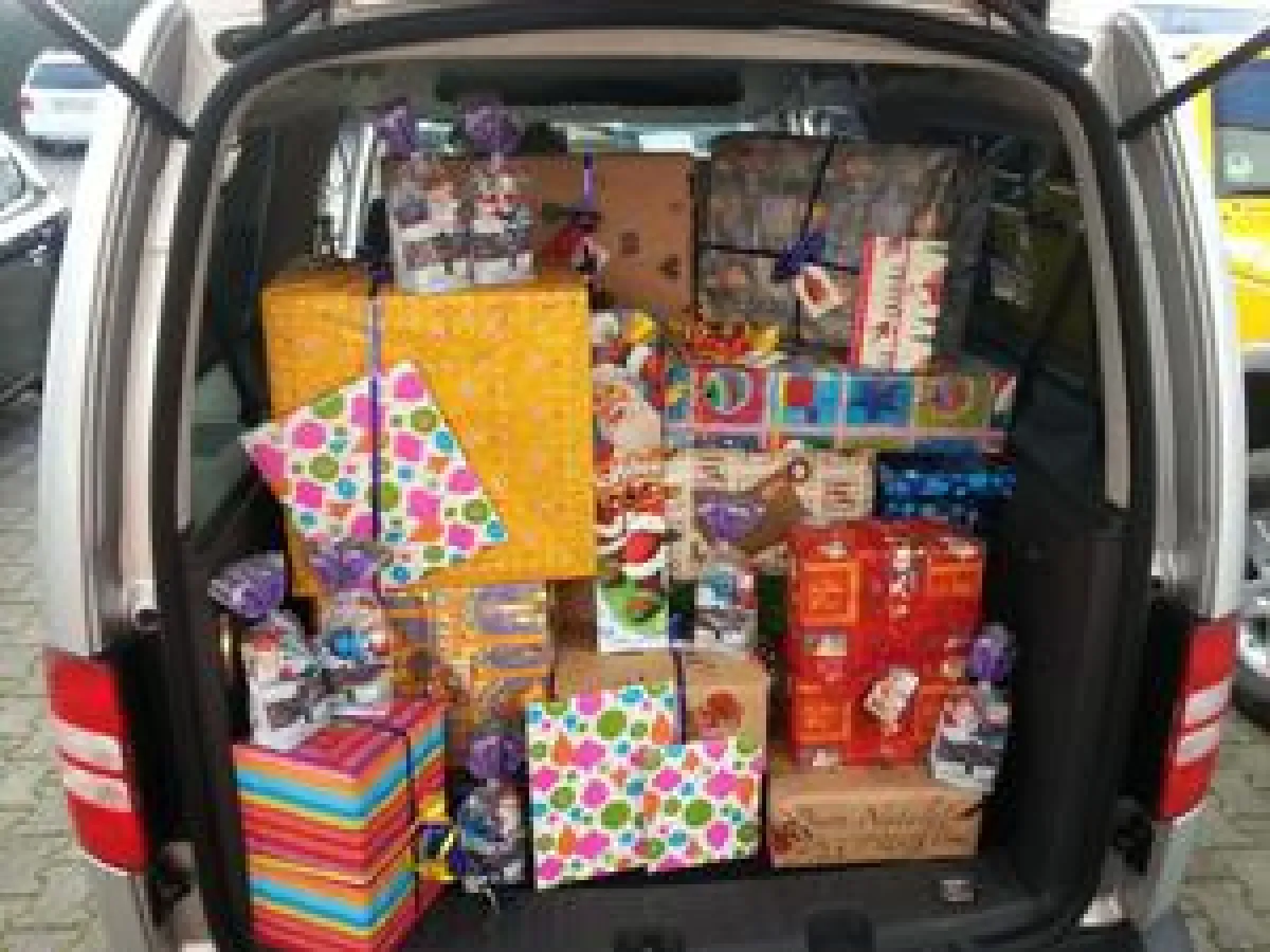 76 Weihnachtspäckchen und 38 Tüten mit Süßigkeiten überbrachte weinor der Kölner Tafel