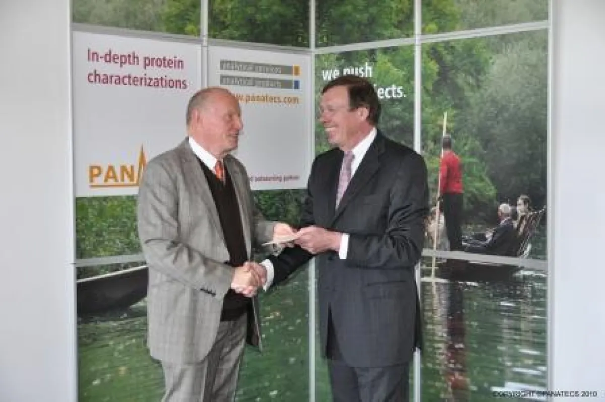 Beiratsvorsitzender Günter Steffen (links) begrüßt Rainer Baule (rechts) als neues Beiratsmitglied der PANATecs