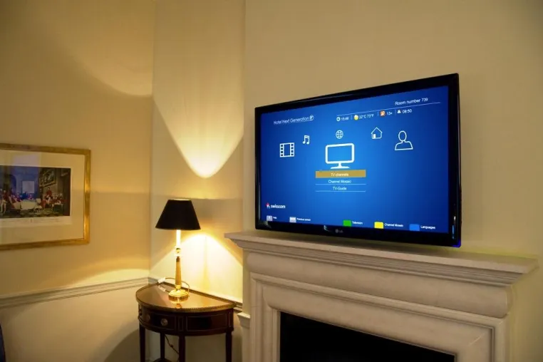 Excelsior Hotel Ernst entscheidet sich für ConnectedHotel TV von Swisscom Bild: Excelsior Hotel Ernst entscheidet sich für ConnectedHotel TV von Swisscom