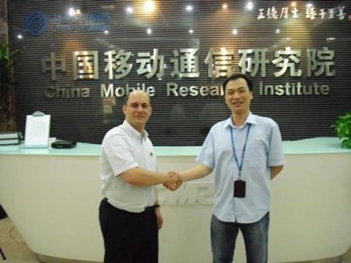 Der Augsburger Forschungsgruppenleiter Dr. Pousttchi wird von Dr. Zhang im China Mobile Research Institute in Peking begrüßt.