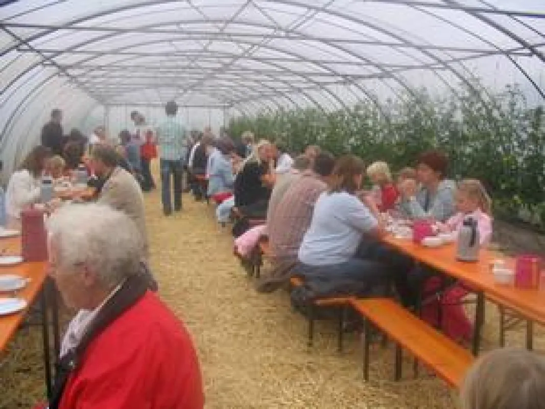 Ließen es sich gut gehen: Über 100 Besucher beim 1.ten Biolesker Wiesencafe