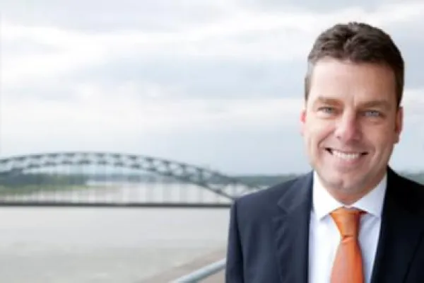 Bild: Arno Eitz spricht auf der „GLORY Innovation“ Annual Business Conference & Exhibition in Istanbul