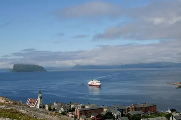 Bild: Willkommen im Eisbärenklub - Mit dem Hurtigruten-Postschiff unterwegs vor Norwegens Küste