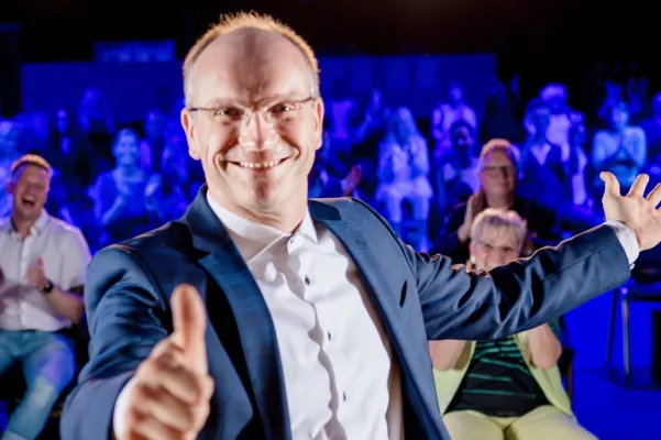 Hayko Helbing erfolgreich beim Internationalen Speaker Slam Bild: Hayko Helbing erfolgreich beim Internationalen Speaker Slam